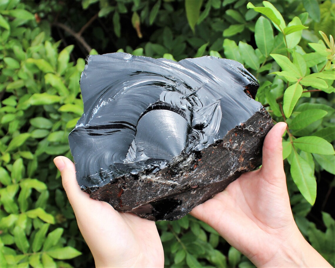 ĐÁ OBSIDIAN LÀ GÌ? Ý NGHĨA PHONG THỦY, CÁC LOẠI MÀU VÀ CÔNG DỤNG