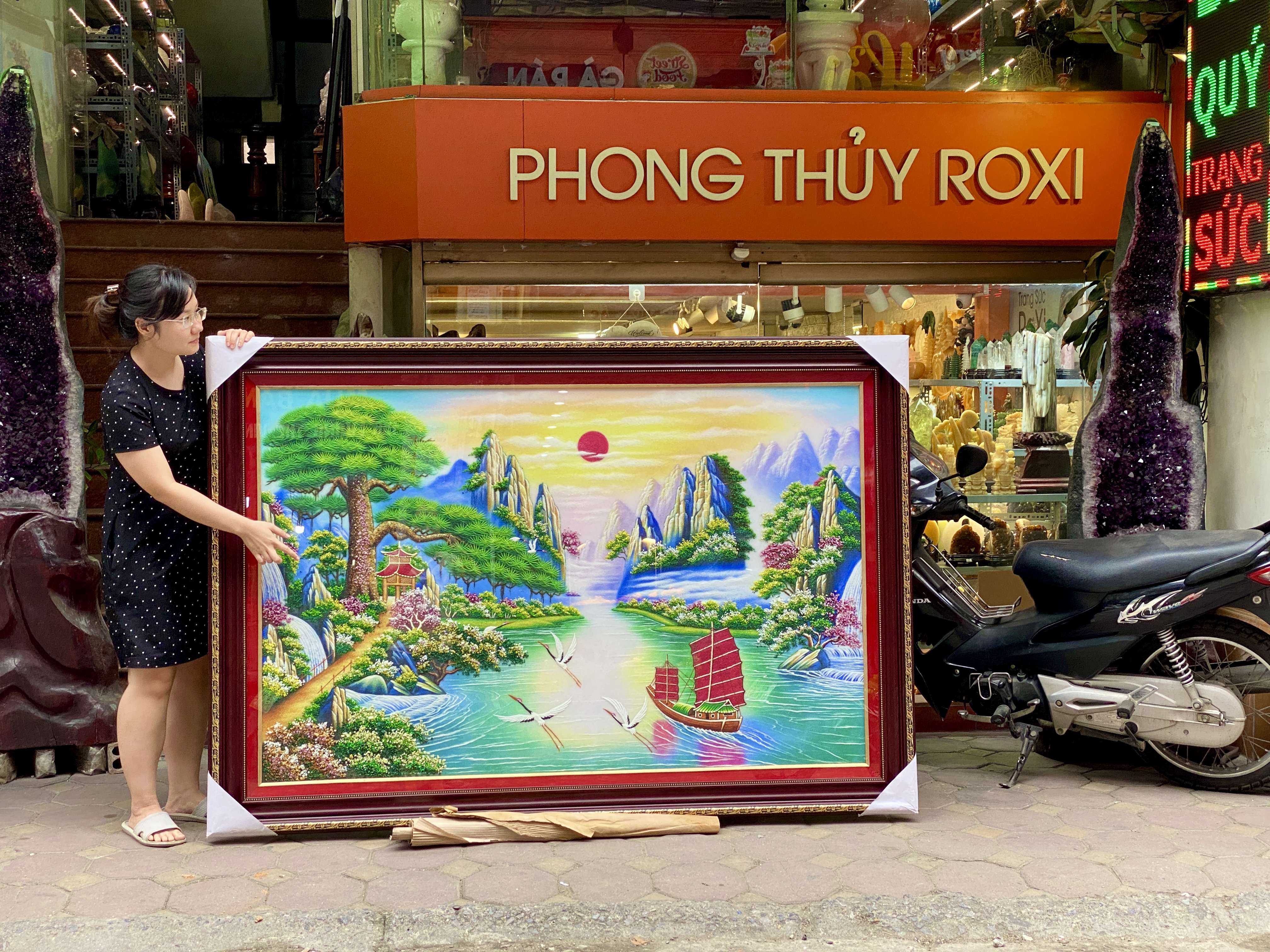 Tranh đá quý phong cảnh Thuận Buồm Xuôi Gió trưng bày tại cửa hàng ROXI Hà Nội