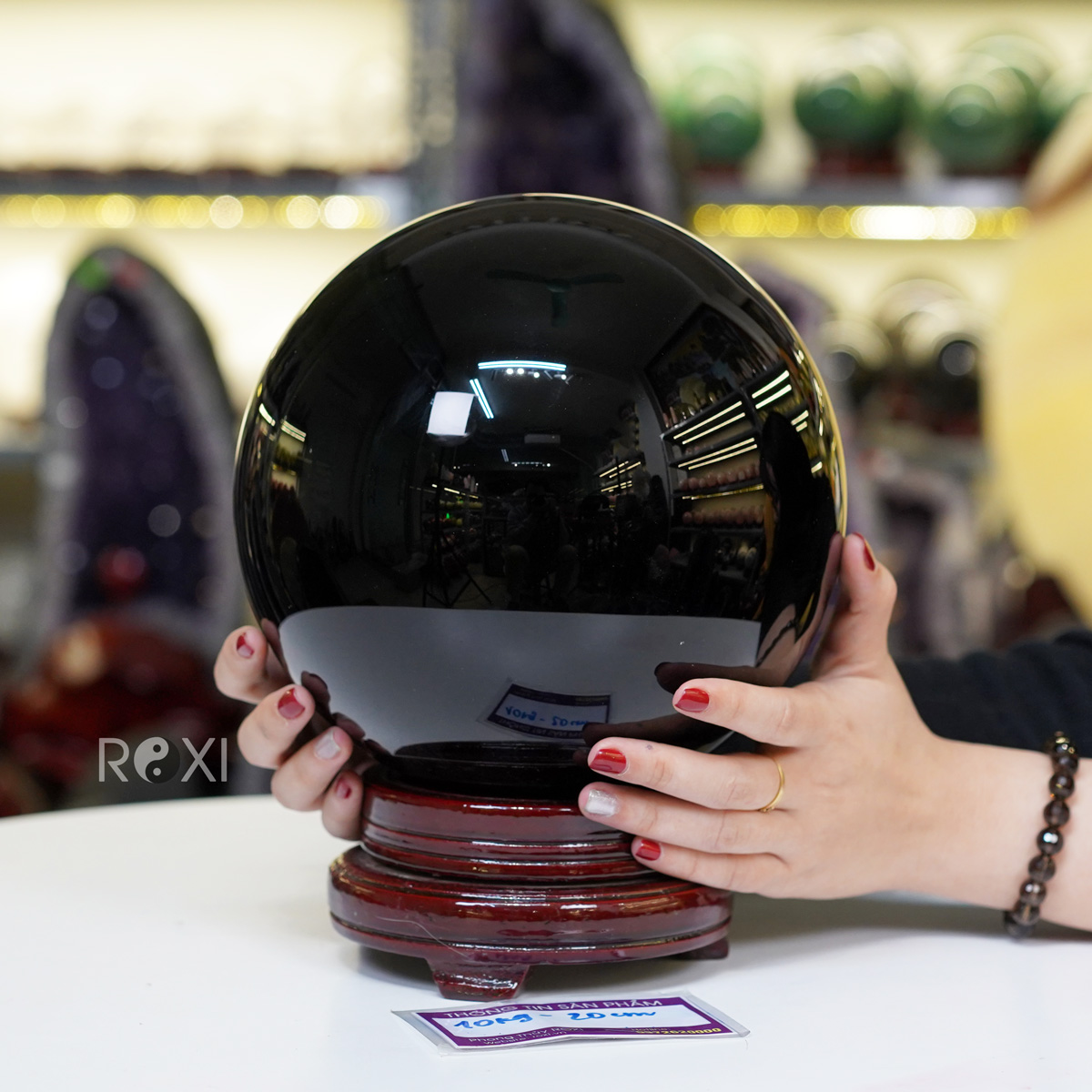Quả cầu đá obsidian đen