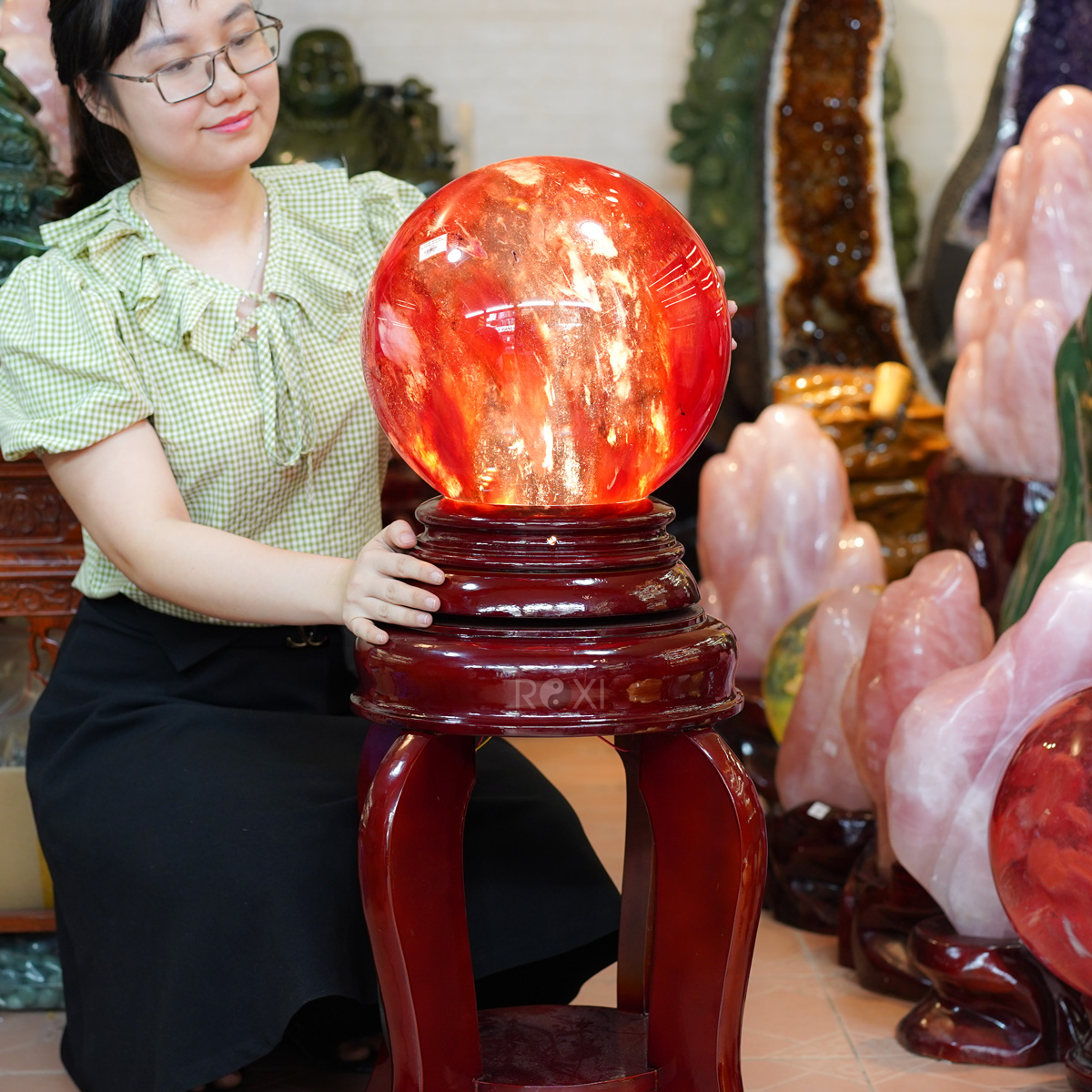 Quả cầu phong thủy đá tự nhiên trang trí không gian sống tại ROXI