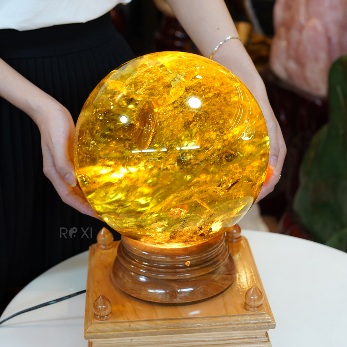 Đá thạch anh vàng Citrine tự nhiên sắc vàng óng chế tác quả cầu phong thủy