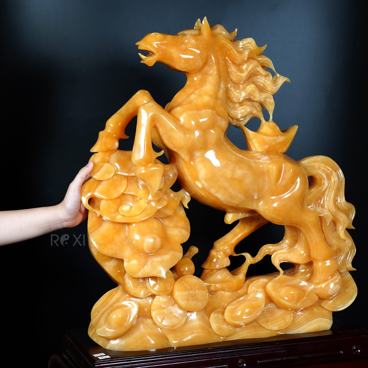 Tượng ngựa phong thủy ngọc hoàng long tự nhiên – linh vật ngựa đá quý chế tác thủ công tại ROXI Hà Nội