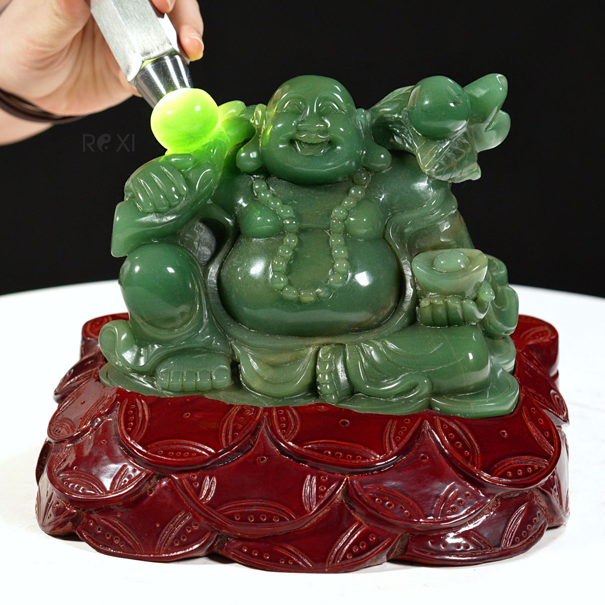 Cận cảnh thạch anh xanh tượng Di Lặc 2,63kg dưới ánh sáng