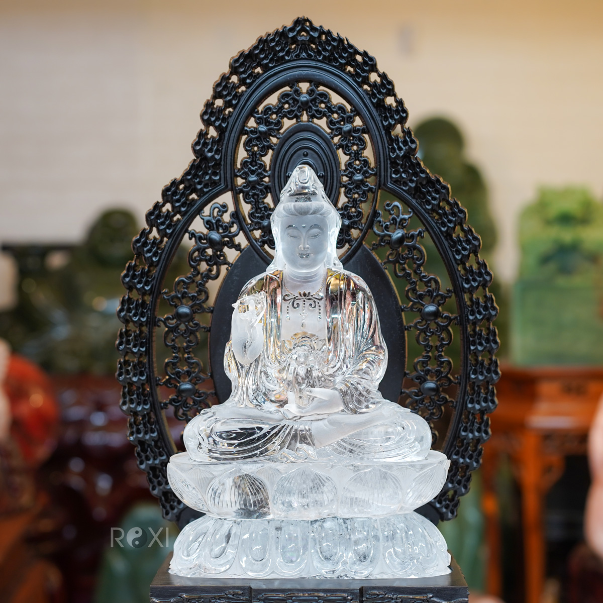 Tượng Quan Thế Âm Bồ Tát đá thạch anh trắng tự nhiên nguyên khối tại ROXI