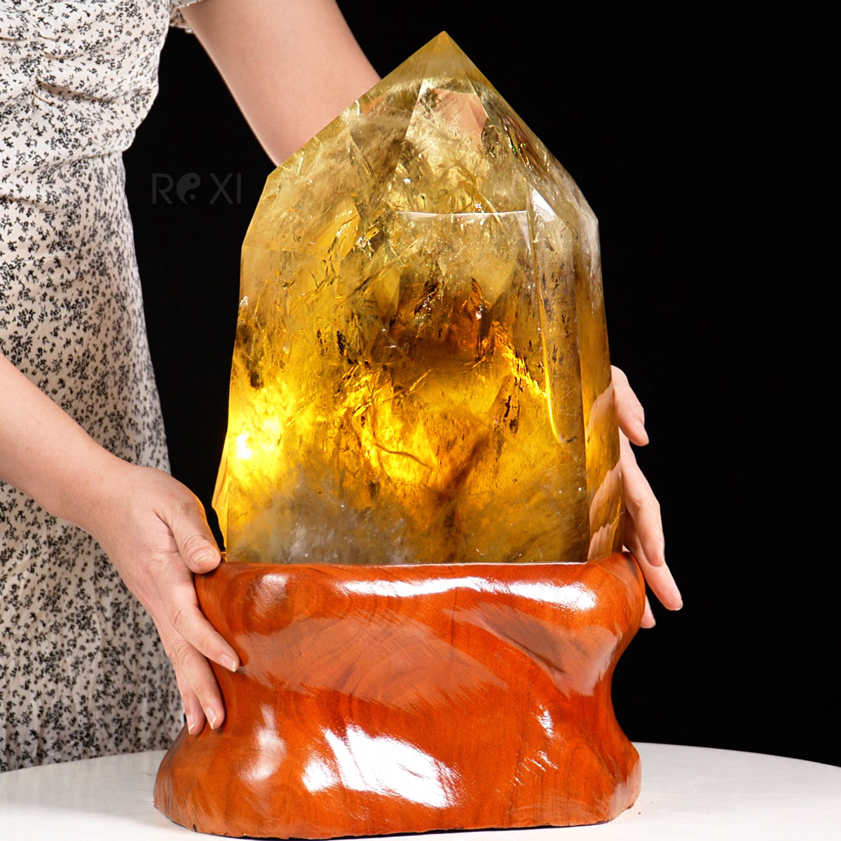 Trụ thạch anh vàng tự nhiên nguyên khối dáng cột, đỉnh nhọn