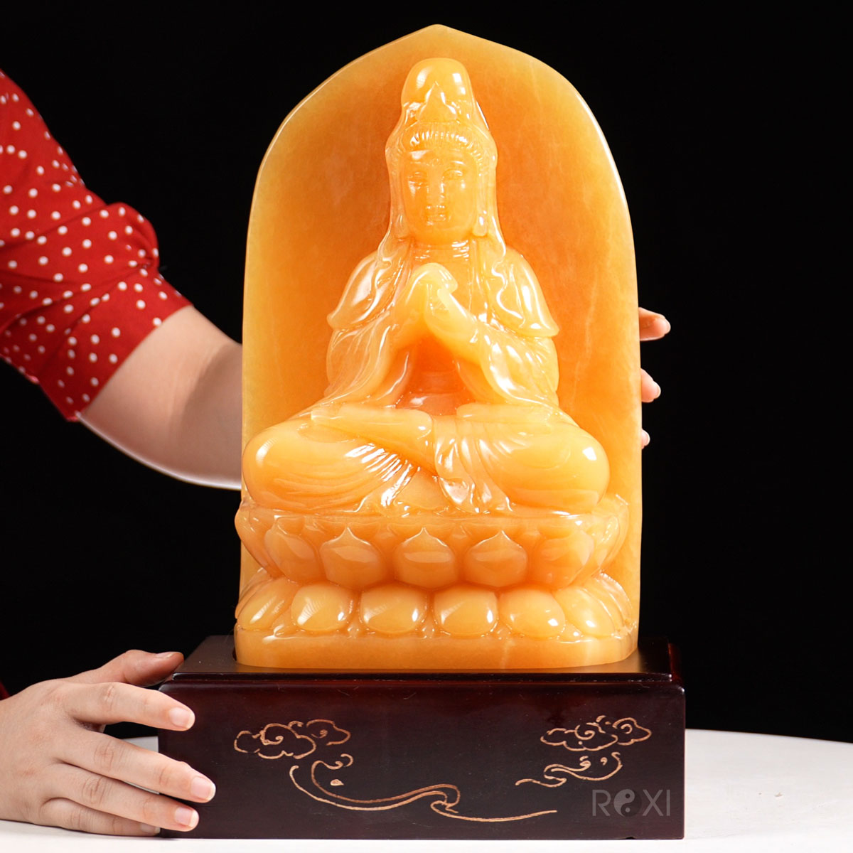 Tượng Đại Nhật Như Lai đá thạch anh tự nhiên nguyên khối tại ROXI