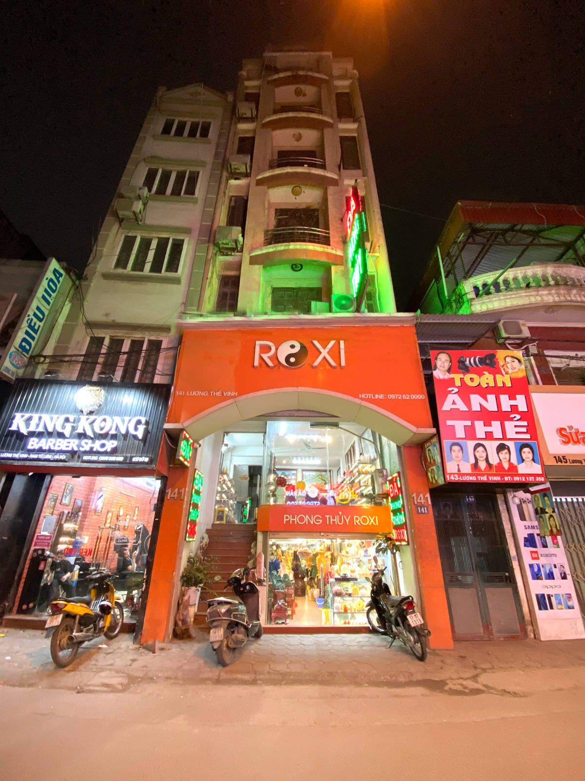 Mặt tiền cửa hàng đá phong thủy ROXI tại 141 Lương Thế Vinh, phường Đại Mỗ, Hà Nội