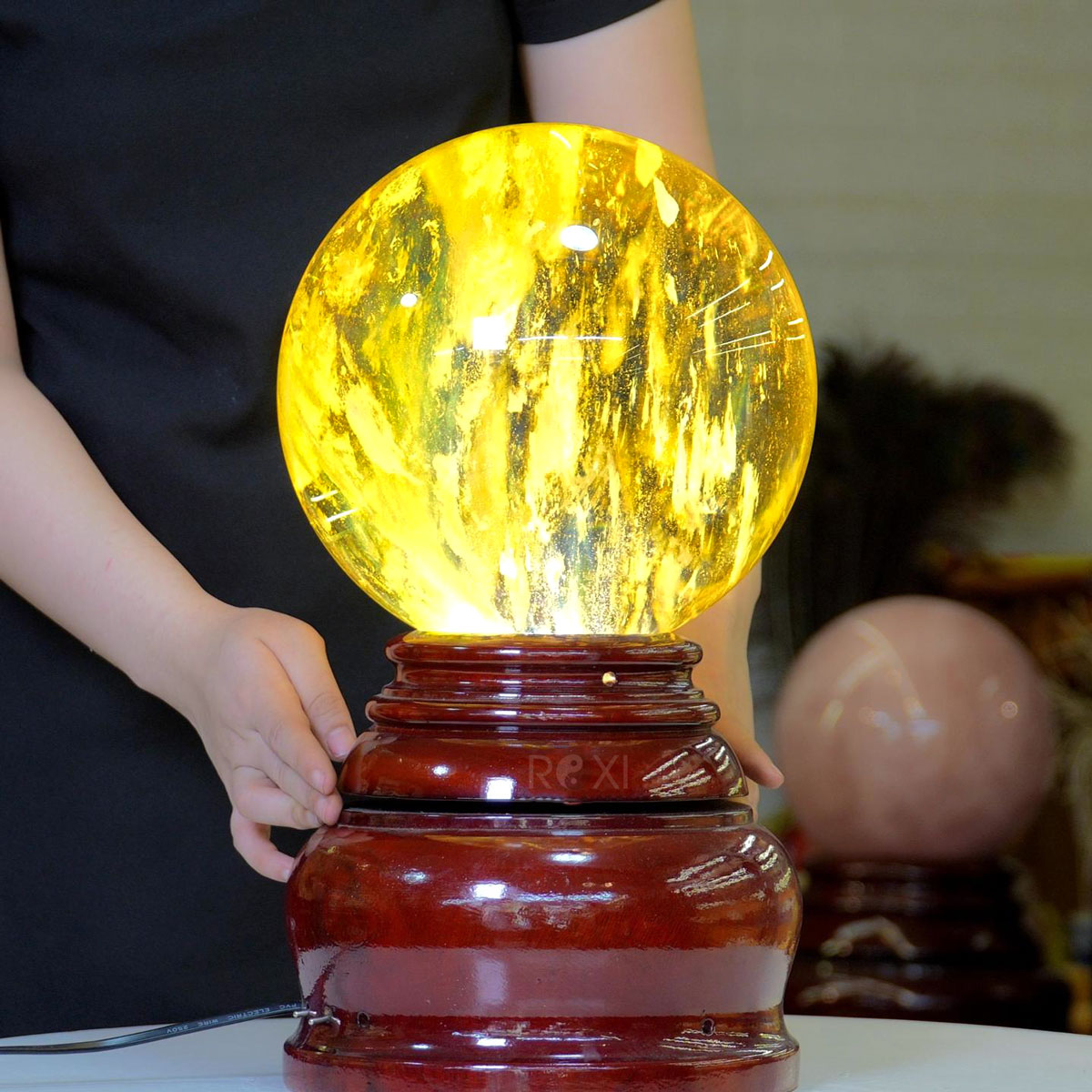 Quả cầu obsidian vàng tại ROXI