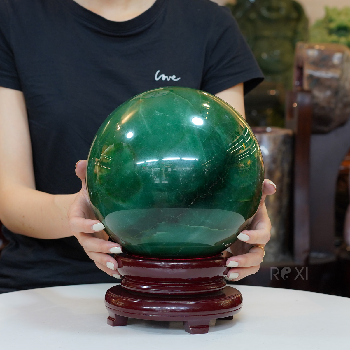 Quả cầu thạch anh xanh trang trí không gian sống tại ROXI