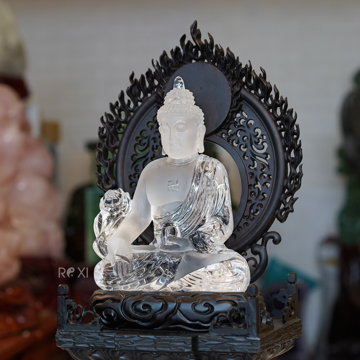 Tượng Phật Dược Sư đá thạch anh trắng tự nhiên nguyên khối tại ROXI