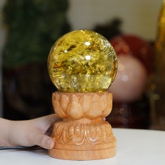 Quả cầu thạch anh vàng 6A 1,77kg - 10,8cm + đế đèn